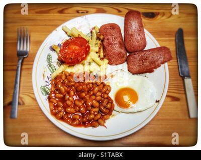 Spam Krapfen, Makkaroni Käse, Spiegelei und gebackene Bohnen. Stockfoto