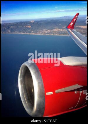 Die Aussicht vom Sitzplatz 6F auf einem Jet2 Boeing 737-800 Flugzeuge nach dem Start von Barcelona [BCN] Flughafen El Prat Barcelona, Spanien. Stockfoto