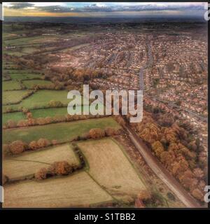 Der Blick auf Leeds vom Sitz 6F auf einem Jet2 Boeing 737-800 Flugzeug beim Anflug auf den Flughafen Leeds Bradford, Großbritannien. Stockfoto