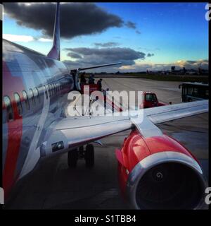 Aussteigen ein Jet2 Boeing 737-800 Flugzeuge am Flughafen Leeds Bradford, UK. Stockfoto