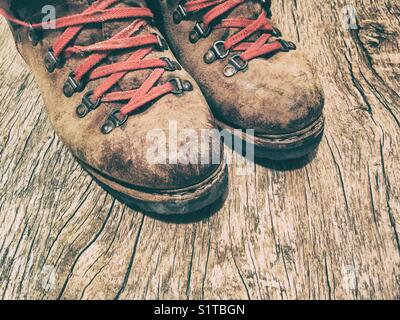 Ein paar alte Schuhe mit Red Laces Stockfoto