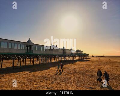 Menschen zu Fuß auf St Annes Strand bei Ebbe Stockfoto