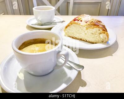 Zwei cupos Kaffee und roscon de Reyes, traditionelle spanische Weihnachtskuchen. Spanien. Stockfoto