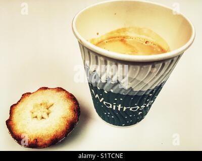 Waitrose Weihnachten entfernt Kaffee und Torte mince Stockfoto