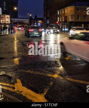 Rush Hour in der Dunkelheit und Regen auf Deansgate, Manchester, UK. Stockfoto