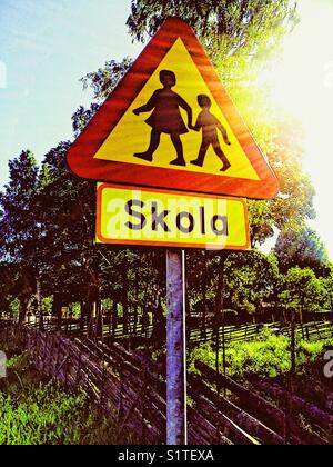 Schwedisches Straßenschild Vorsicht vor Kindern, Schule in der Nähe, Schweden, Skandinavien Stockfoto