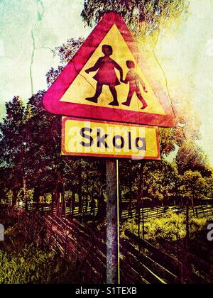 Schwedisches Straßenschild Vorsicht vor Kindern, Schule in der Nähe, Schweden, Skandinavien Stockfoto