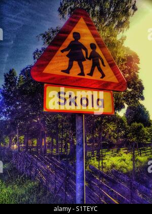 Schwedisches Straßenschild Vorsicht vor Kindern, Schule in der Nähe, Schweden, Skandinavien Stockfoto