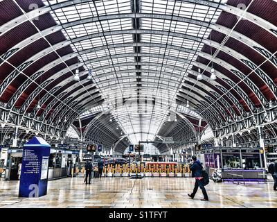 Die Bahnhofshalle und Dach Architektur am Londoner Bahnhof Paddington entfernt. Stockfoto