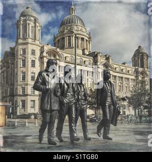 Die Beatles Statue in Liverpool, Merseyside, Großbritannien. Hafen von Liverpool Gebäude im Hintergrund Stockfoto