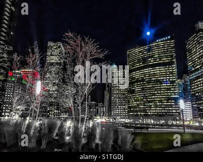 Vollmond und Weihnachten Lichter über den Chicago River während der abendlichen Hauptverkehrszeit pendeln beleuchten. Stockfoto