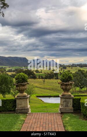 Malerischer Blick auf Tal und Bergkette vor bewölktem Himmel Stockfoto
