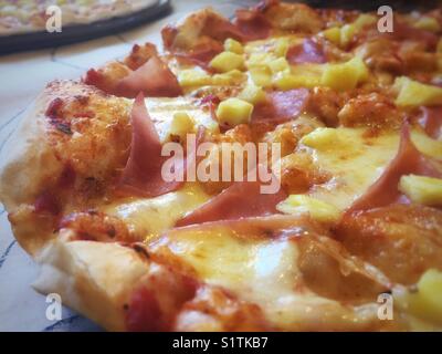 Schinken und Ananas Pizza Stockfoto