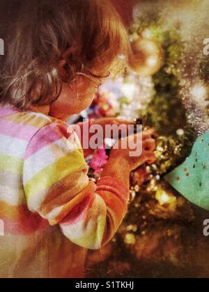 Kleinkind Mädchen schmücken Weihnachtsbaum Stockfoto