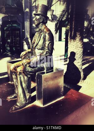 Bronzestatue von Hans Christian Andersen in den Straßen von Malaga, Andalusien, Spanien Stockfoto