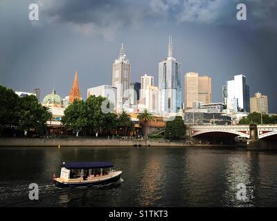 Von Melbourne Yarra River und das Stadtbild mit den Fürsten Brücke und wenig Taxi Boot Stockfoto