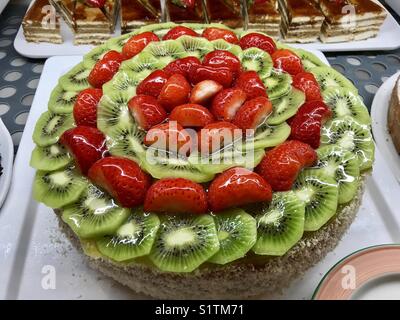 Große Torte mit glasierten Erdbeeren und Kiwis eingerichtet Stockfoto