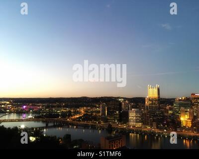 Die Skyline von Pittsburgh, Pennsylvania, USA bei Sonnenuntergang Stockfoto