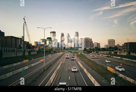 Minneapolis Skyline von Hwy 53, MN, USA Stockfoto