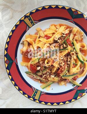 Tagliatelle mit Zucchini und Haselnüssen. Stockfoto