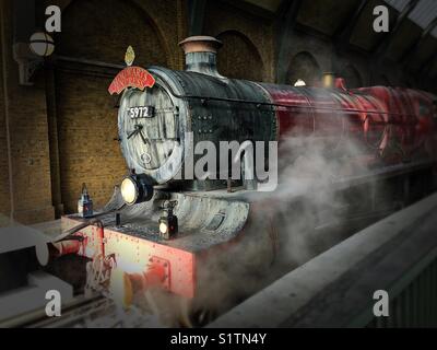 Der Hogwarts Express in der Zauberwelt von Harry Potter, Universal Studios, Orlando, Florida, USA. Stockfoto