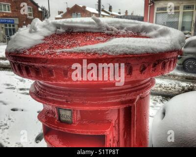 Briefkasten im Schnee UK Stockfoto