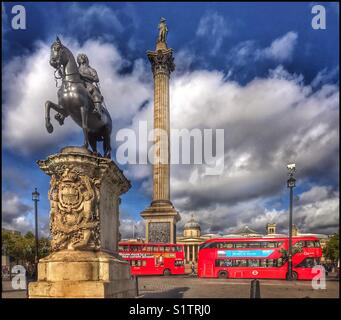 Ein bunter Blick auf den Trafalgar Square in London, England. Zwei berühmte rote Busse fahren an der ikonischen Struktur der Nelson's Column. Foto - © COLIN HOSKINS. Stockfoto