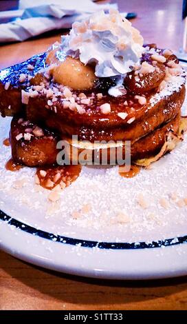 Käsekuchen Toffee Apple French Toast Stockfoto