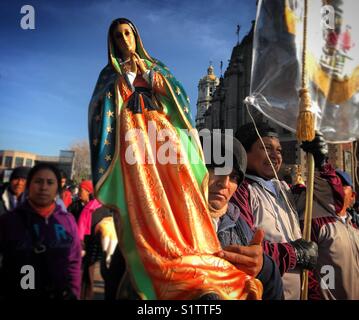 Ein Pilger hält ein Bild Unserer Lieben Frau von Guadalupe während der jährlichen Wallfahrt zur Basilika Nuestra Señora de Guadalupe in Mexiko City, Mexiko Stockfoto