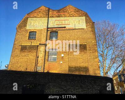 Was früher die Mut & Co. Ltd Brauerei übernehmen Sie Mut Advert Stockfoto