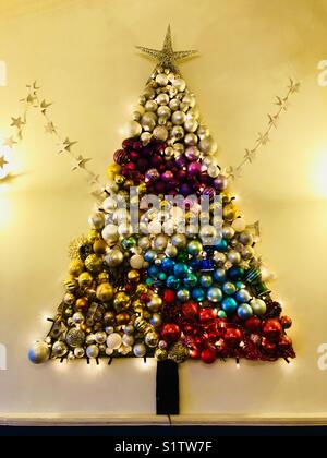 Weihnachtsbaum aus Kugeln und Dekorationen Stockfoto