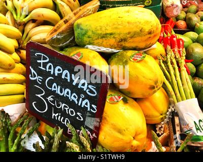 Papayas aus Kanarischen Inseln, Früchte, Spanien Markt Stockfoto