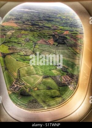 Blick aus einem Flugzeug über grüne Felder im Winter, in Land in Bristol, UK. Stockfoto