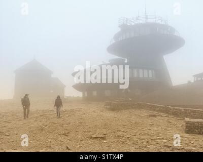 Meteorologisches Observatorium auf einem Gipfel der Schneekoppe an der Grenze zu Polen und der Tschechischen Republik Stockfoto