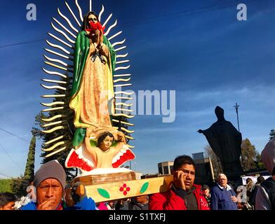 Pilger tragen ein Bild Unserer Lieben Frau von Guadalupe während der jährlichen Wallfahrt zur Basilika Unsere liebe Frau von Guadalupe in Mexiko City, Mexiko Stockfoto