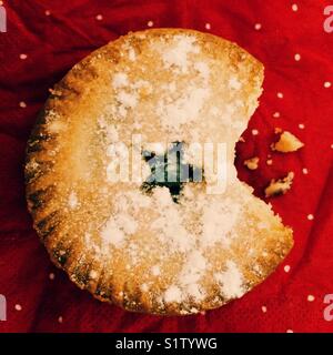 Ein Weihnachten Mince Pie mit einem Bissen genommen Stockfoto