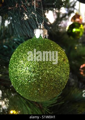 Grüne Weihnachten Dekoration auf einen Weihnachtsbaum. Stockfoto