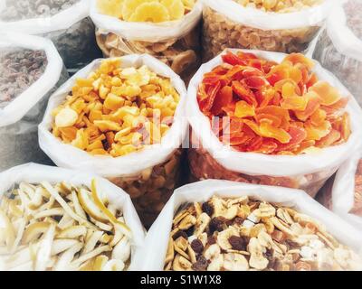 Getrocknete Früchte zum Verkauf auf einen Markt in Spanien Abschaltdruck Stockfoto