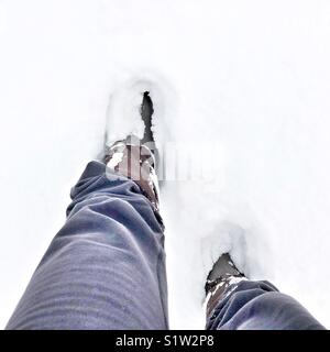 Wandern im tiefen Neuschnee, die Füße von oben aus der Perspektive von Person zu Fuß Stockfoto