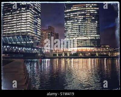 Chicago River reflektieren beleuchtete Stadtbild als el Zug fährt über erhöhte Track. Stockfoto