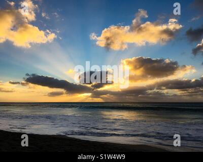 Sonnenuntergang und Wolken über dem Atlantik von Praia de Chaves Strand, Boa Vista Kap Verde Stockfoto