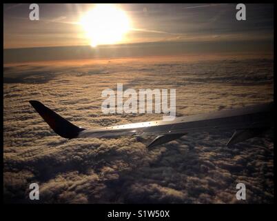 Sonnenaufgang über den Wolken wie aus einem Jet2 Flug gesehen auf dem Weg nach Spanien. Stockfoto