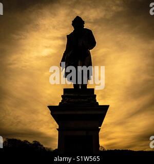 Silhouette von Sir Titus Salt Statue in Roberts Park, Saltaire, West Yorkshire Stockfoto