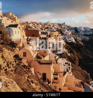 Sonnenaufgang über dem Bezirk in Oia Santorini, Griechenland Stockfoto