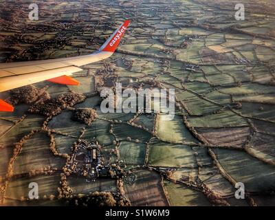 EasyJet Flugzeug vom Flughafen Gatwick über einen Flickenteppich von frosty Felder Stockfoto