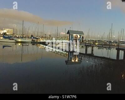 Dock und Segelboote auf der San Francisco Bay in Emeryville Marina bei Sonnenuntergang, Emeryville, Kalifornien nieder. Stockfoto