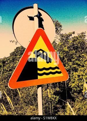 Warnschild für Fahrer von Kai, Hafen, Fluss, Kai, Kanal, Schweden Stockfoto