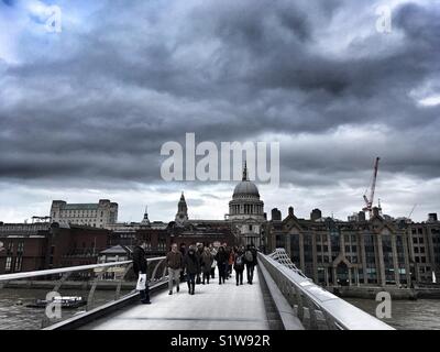 Menschen zu Fuß über die Millennium Bridge in London, England, am 1. Januar 2018 Stockfoto