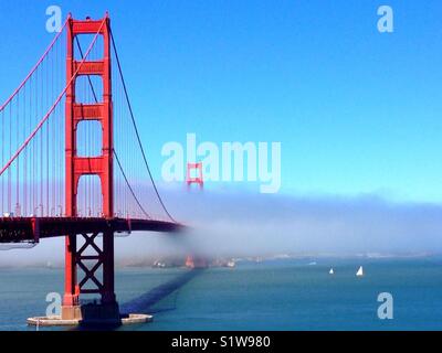 Nebel Riemen über die Golden Gate Bridge. Stockfoto