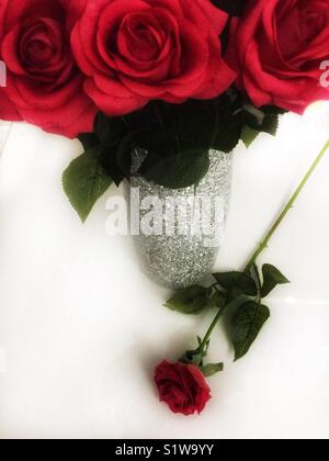 Rote Rosen in einer Vase silber Diamant Stockfoto